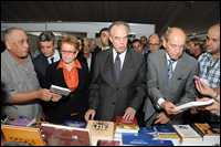 Mme la Ministre de la Culture en Compagnie de son homologue français, M. Frédéric Mitterrand et du Commissaire du Salon M. Smain Amziane. 